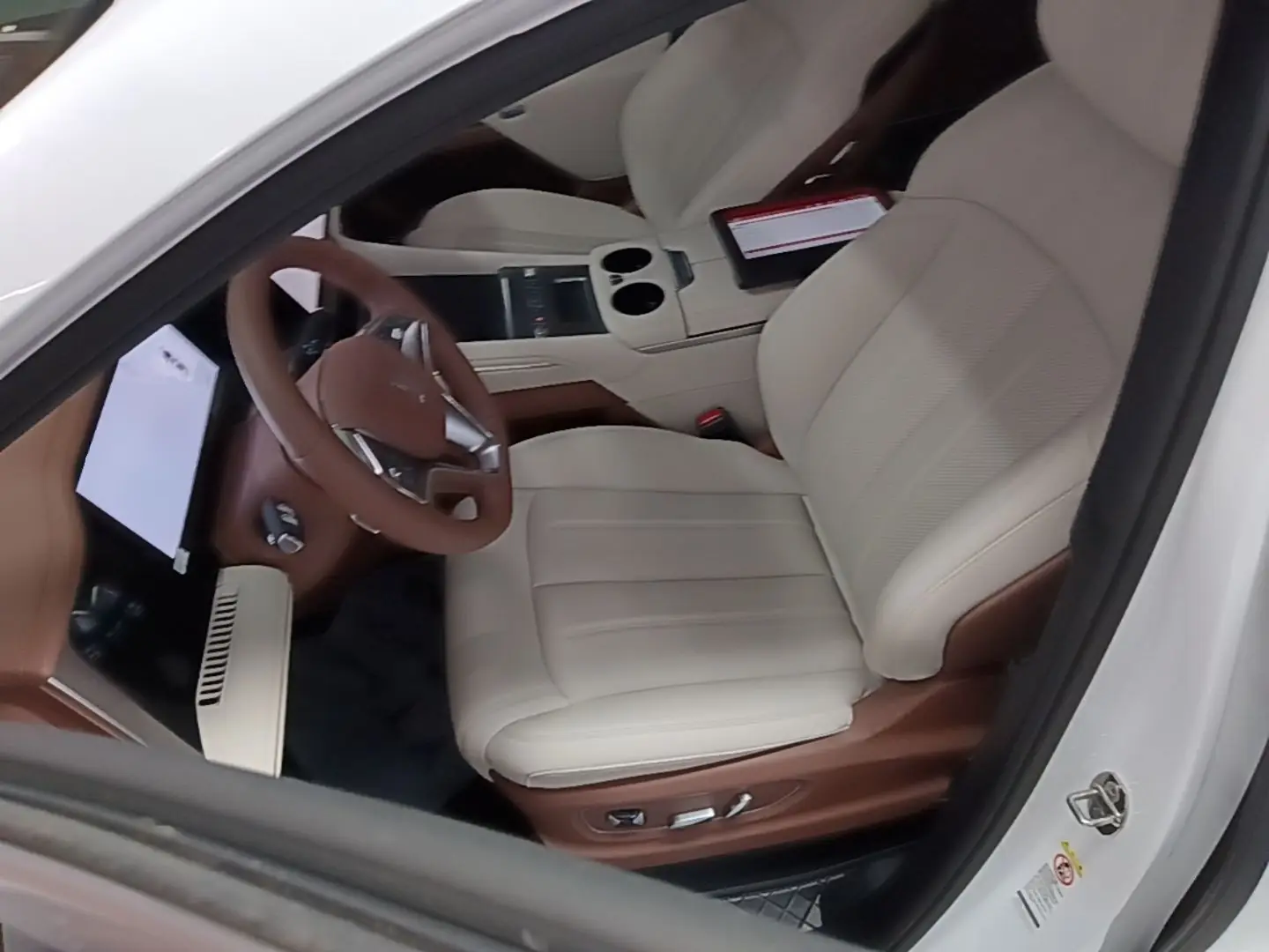 BYD Xia 2025 – 9 000 km, minivan 7-osobowy plug-in - obrazek 17