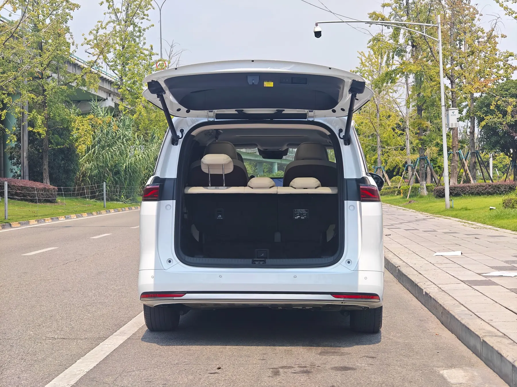 BYD Xia 2025 – 9 000 km, minivan 7-osobowy plug-in - obrazek 15