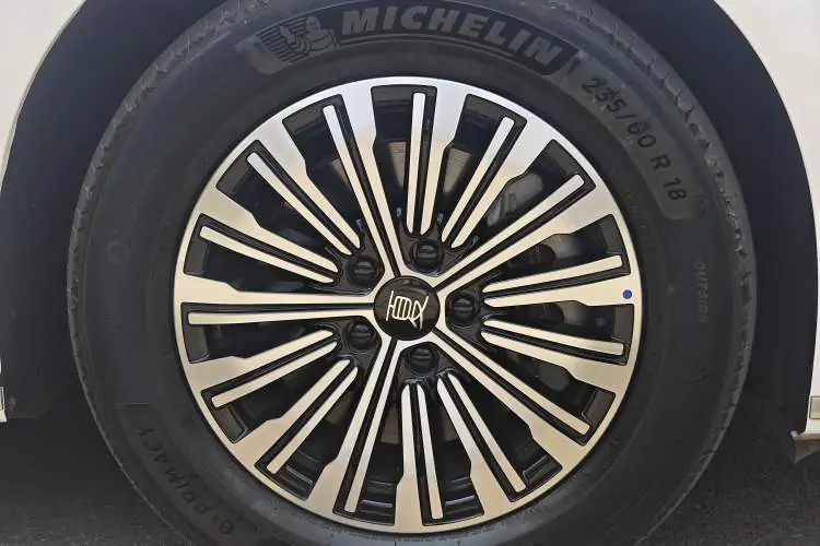 BYD Xia 2025 – 9 000 km, minivan 7-osobowy plug-in - obrazek 11