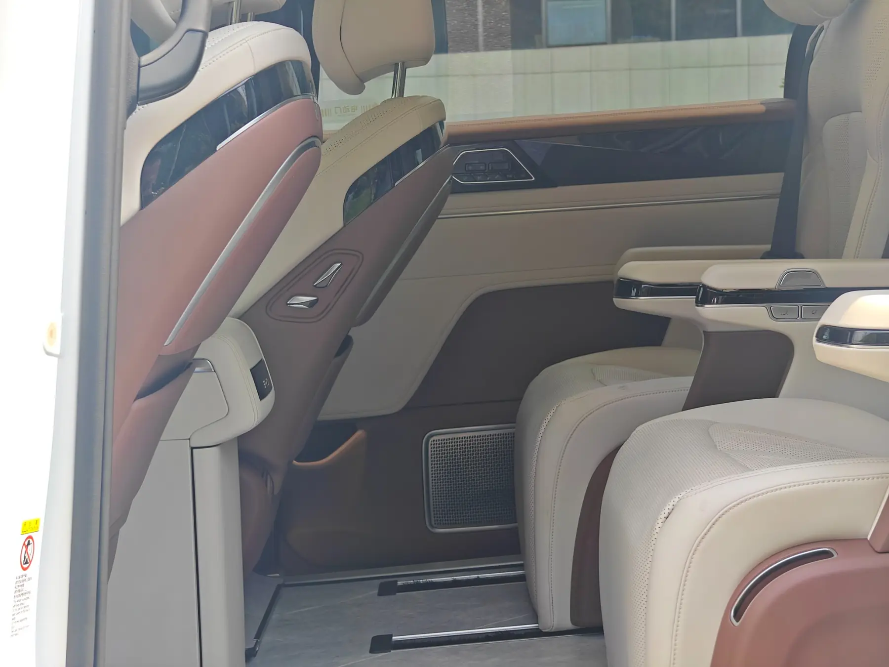 BYD Xia 2025 – 9 000 km, minivan 7-osobowy plug-in - obrazek 10