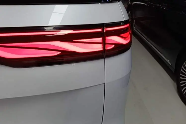 BYD Xia 2025 – 9 000 km, minivan 7-osobowy plug-in - obrazek 9