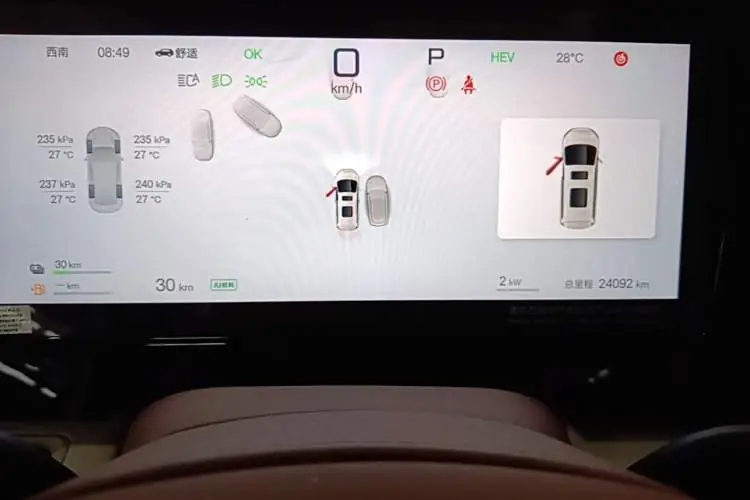 BYD Xia 2025 – 9 000 km, minivan 7-osobowy plug-in - obrazek 8