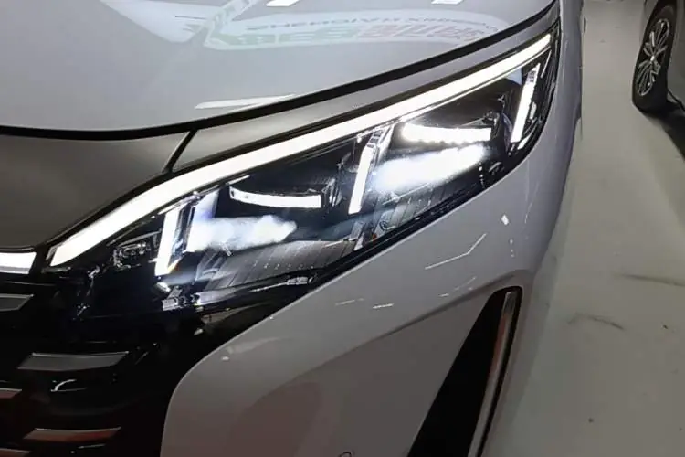 BYD Xia 2025 – 9 000 km, minivan 7-osobowy plug-in - obrazek 6